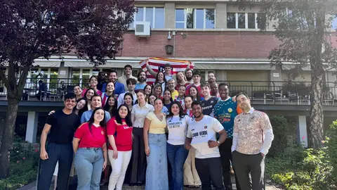 Foto de familia de alumnos del M&aacute;ster de Diplomacia que acaba de finalizar en la Escuela Diplom&aacute;tica de Espa&ntilde;a en Madrid donde aparecen con las camisetas nacionales de sus selecciones de f&uacute;tbol o de sus equipos favoritos. (Cedida)