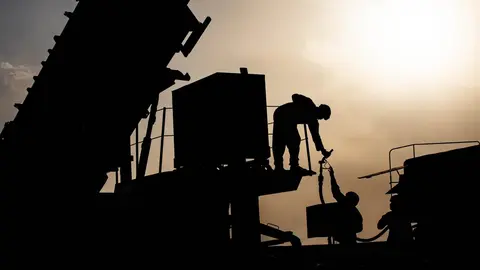Soldados del Ej&eacute;rcito de EEUU trabajan para reabastecer de combustible un generador en una base en Oriente Medio. (Centcom)