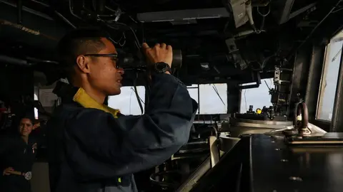 Un marine estadounidense hace guardia a bordo del USS Frank E. Petersen Jr. (Centcom)