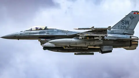 Un avi&oacute;n de combate F-16 de la Fuerza A&eacute;rea de EEUU. (Centcom)