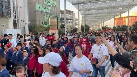 Poblaci&oacute;n residente china durante un desfile en Dub&aacute;i. (EL CORREO)