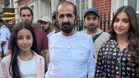 El gobernante de Dub&aacute;i posa con dos emirat&iacute;es en Londres. (Instagram)