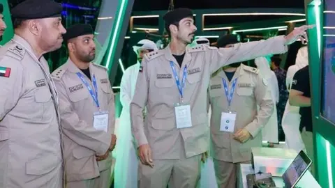 Miembros de la Polic&iacute;a de Sharjah. (Instagram)