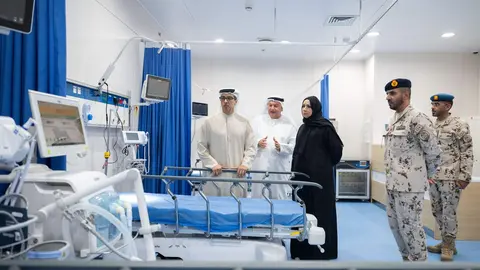 Primero por la izquierda, el jeque Mansour bin Zayed durante la visita al hospital. (WAM)