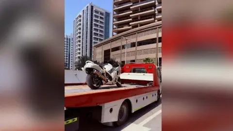 La moto confiscada. (Dubai Police)