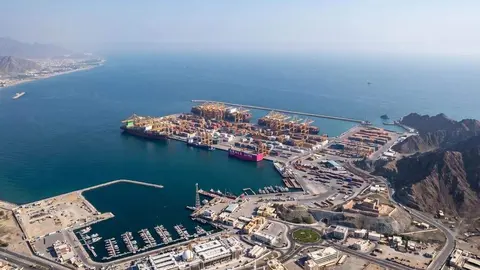 El puerto de Khorfakkan en el emirato de Sharjah. (WAM)