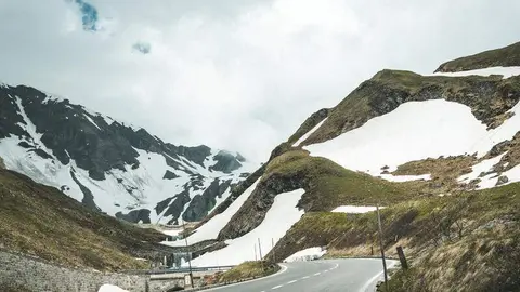 Carretera de monta&ntilde;a se adentra en los Alpes. (pxhere.com)