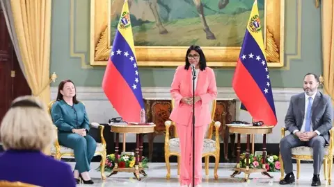 La presidenta de Venezuela, Delcy Rodr&iacute;guez, durante el acto donde dio a conocer el acuerdo. (Fuente externa)