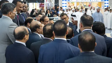 El presidente de Emiratos &Aacute;rabes, durante la visita protagonizada a un centro comercial de Lulu en Abu Dhabi. (WAM)