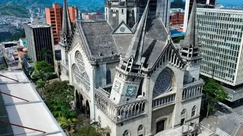 Imagen de la catedral de Manizales, que ser&aacute; s&iacute;mbolo de la tragedia pero tambi&eacute;n de la esperanza. (Fuente externa)