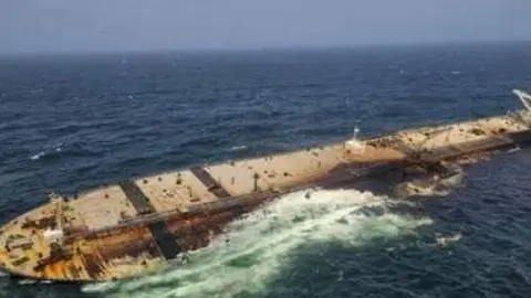 Buque Caroline Bezengi, con bandera de Camer&uacute;n, varado cerca de las islas Hallaniyat. (Fuente externa)