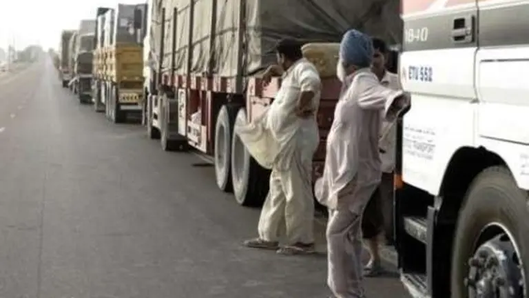 A modo ilustrativo, un grupo de camiones en las carreteras de Emiratos.