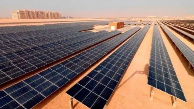 Placas de energ&iacute;a solar en el desierto de EAU.