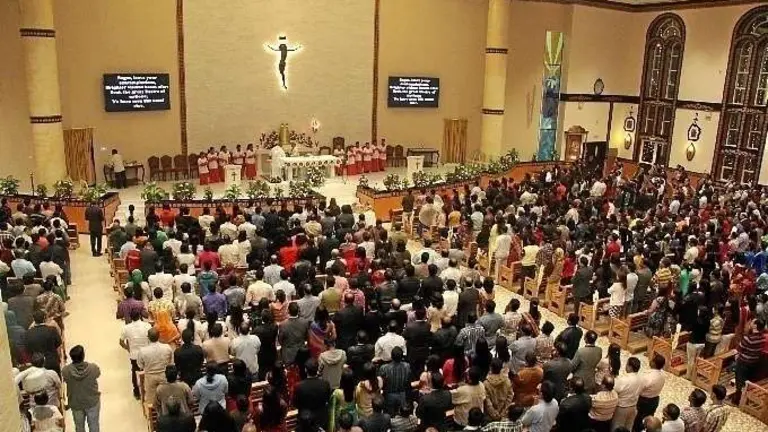 Nochebuena en la iglesia de San Antonio de Padua en Ras Al Khaimak. (EL CORREO)