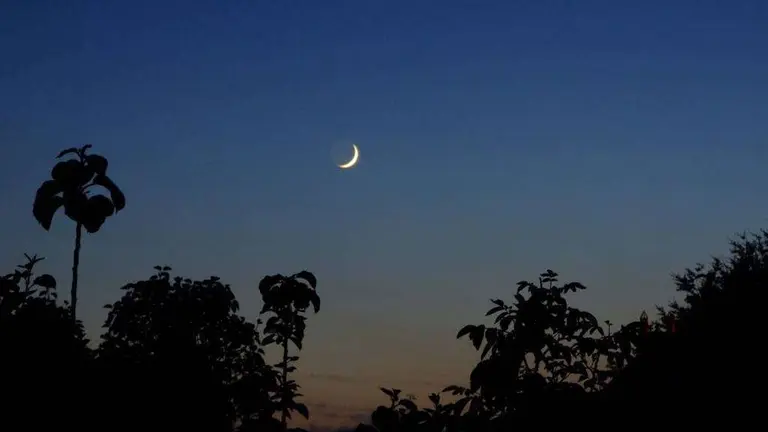 La observaci&oacute;n de la luna en cuarto creciente marca el inicio del Ramad&aacute;n. (EL CORREO)