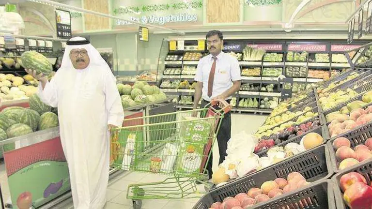 Alimentos importados en un supermercado de Emiratos &Aacute;rabes (EL CORREO).