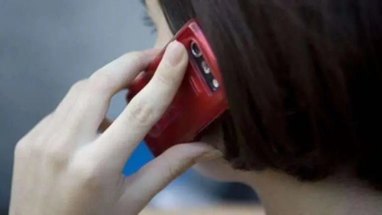 Una mujer usa un tel&eacute;fono m&oacute;vil. (Fuente externa)