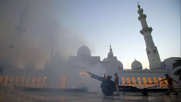 Los ca&ntilde;ones por Ramad&aacute;n se lanzan en la Gran Mezquita de Abu Dhabi. (WAM)