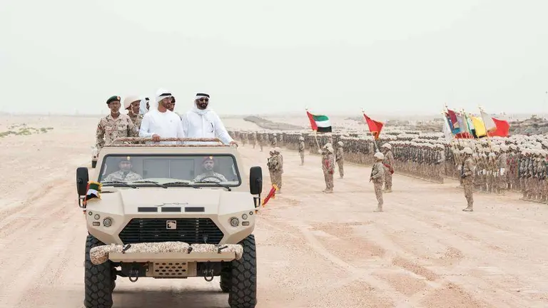El presidente de EAU durante un desfile en Zayed Military City. (WAM)