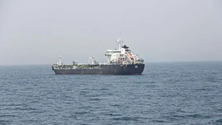 Barco surca las aguas del Golfo Ar&aacute;bigo. (EL CORREO)
