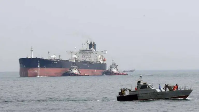 Lanchas de la Guardia Revolucionaria abordan el petrolero British Heritage en el Golfo Ar&aacute;bigo, el 11 de julio de 2019. (Fuente externa)
