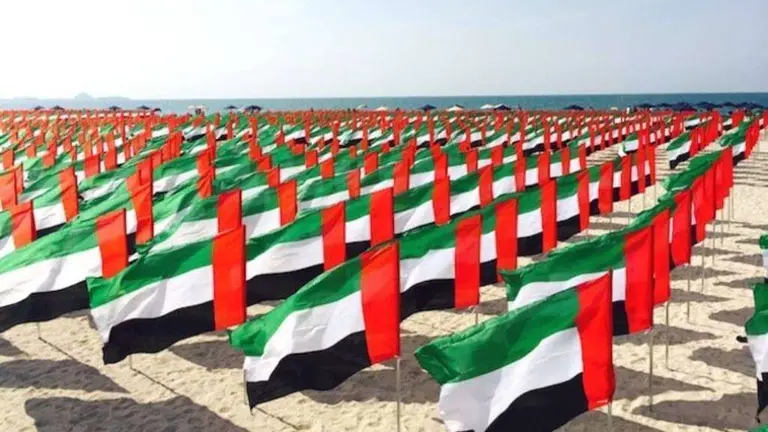 Banderas de Emiratos en Kite Beach de Dubai. (Fuente externa)
