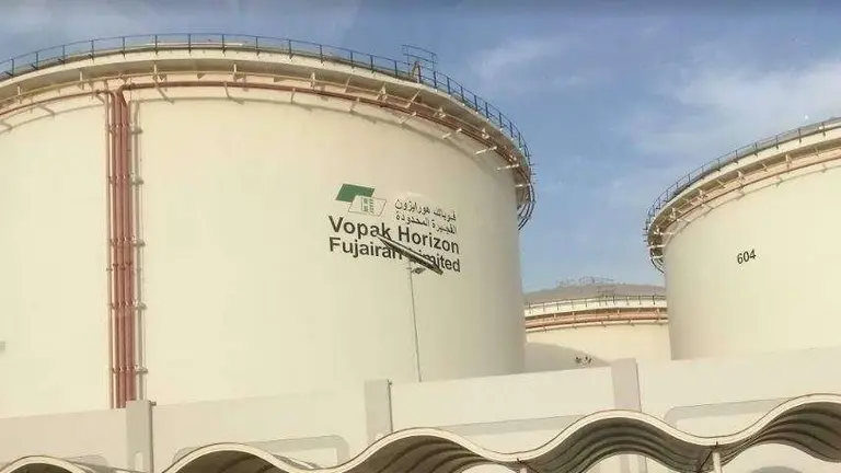 Tanques de petr&oacute;leo en el puerto de Fujairah. (EL CORREO)