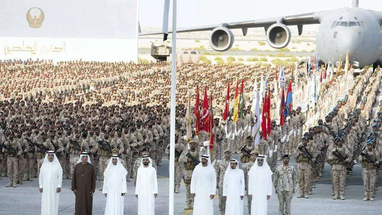 El gobernante de Ras Al Khaimah, y los l&iacute;deres de EAU en febrero de 2020 durante un homenaje a los miembros de las Fuerzas Armadas que participaron con la Coalici&oacute;n &Aacute;rabe en Yemen, en Zayed Military City. (Ministerio de Asuntos Presidenciales)