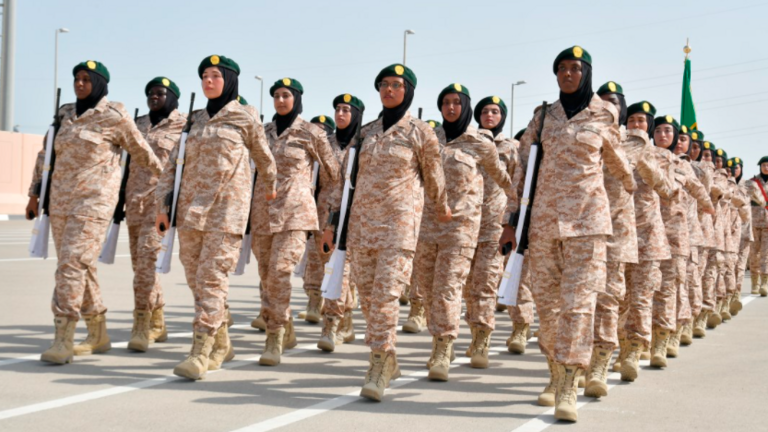 Desfile militar femenino en EAU. (WAM)
