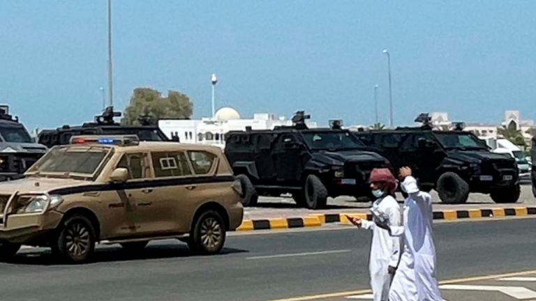 Polic&iacute;as antimotines en Sohar. (Twitter)