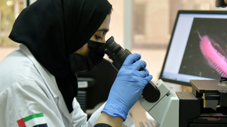 Una t&eacute;cnico realiza funciones en un laboratorio de Emiratos &Aacute;rabes. (Dubai Media Office)