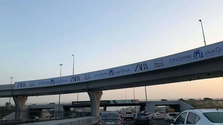 Carretera entre Sharjah y Dub&aacute;i. (EL CORREO)
