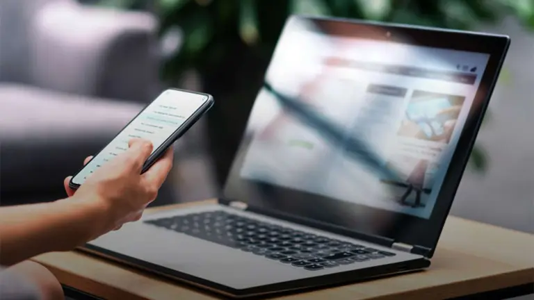 Una imagen a modo ilustrativo de m&oacute;vil y port&aacute;til. (Fuente externa)