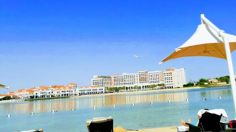 La playa de un hotel en Abu Dhabi. (EL CORREO)