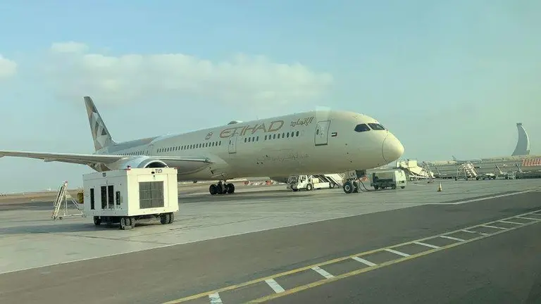 Un avi&oacute;n de Etihad en el aeropuerto de Abu Dhabi. (EL CORREO)