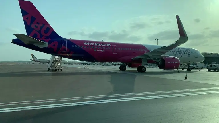 Un avi&oacute;n de Wizz Air en el aeropuerto de Abu Dhabi. (EL CORREO)