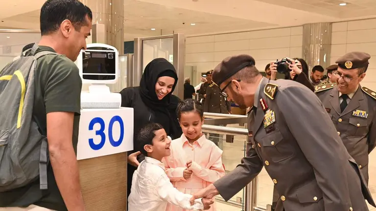 Un momento de la inauguraci&oacute;n del control de pasaportes en el aeropuerto de Dubai dedicado a los ni&ntilde;os. (Twitter)