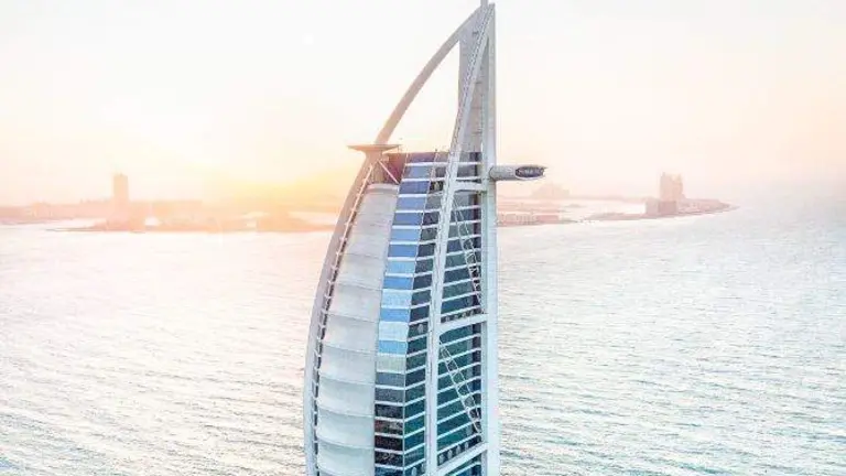 El hotel Burj Al Arab en la costa de Dubai. (Twitter)