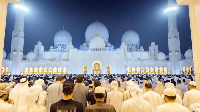 Un momento de la oraci&oacute;n en la Gran Mezquita de Abu Dhabi. (WAM)
