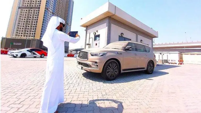 Un coche abandonado en la v&iacute;a p&uacute;blica. (Municipalidad de Dubai)