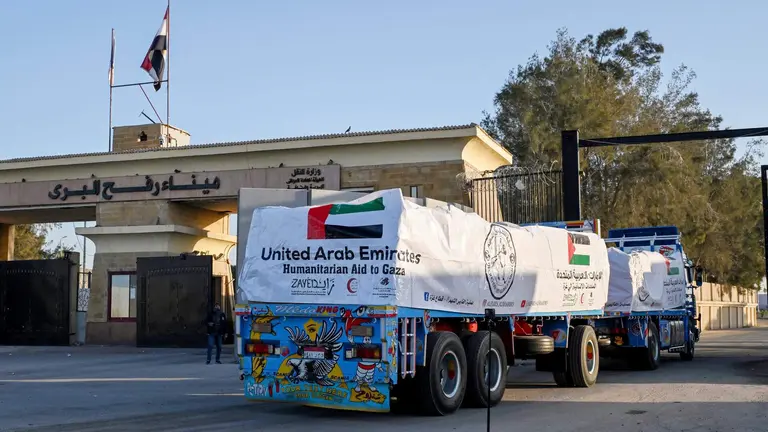 Un cami&oacute;n de ayuda emirat&iacute; con destino a Gaza. (WAM)