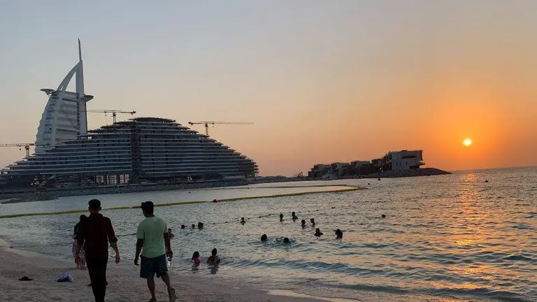 Atardecer en la playa de Jumeirah. (EL CORREO)