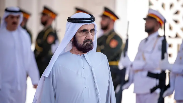 El gobernante de Dubai durante una reuni&oacute;n del Gabinete. (X)