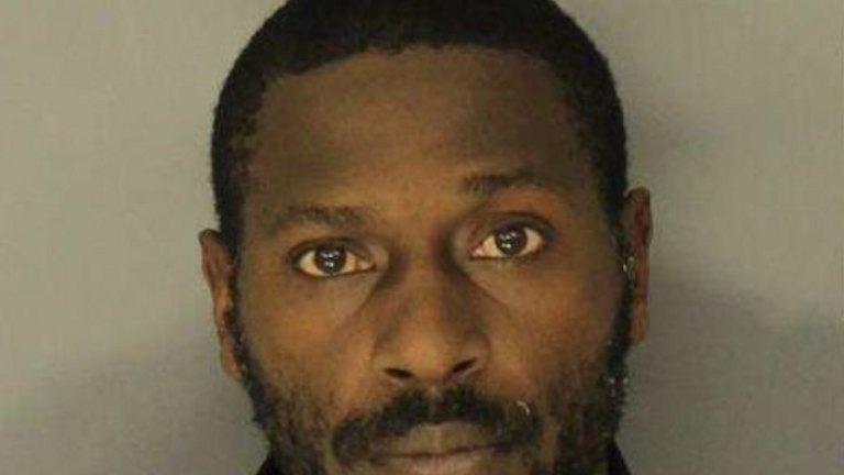 Antonio Brown fue arrestado por un cargo de intento de homicidio. (X)