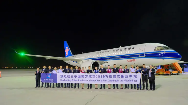 Tripulación del C919 chino en el aeropuerto Dubai World Central. (X)