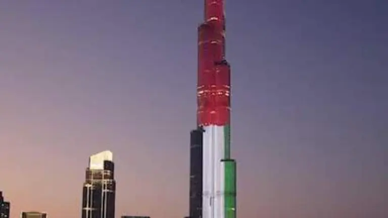 El Burj Khalifa iluminado con la bandera de EAU. (Instagram)