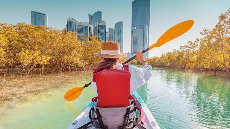 Paseo por los manglares de Abu Dhabi. (WAM)