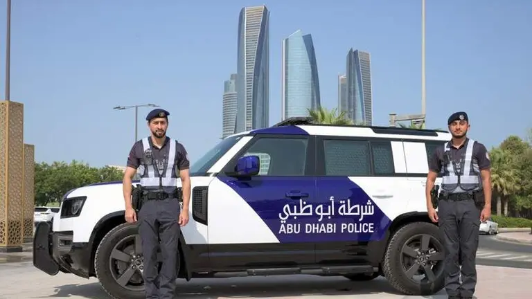 Agentes de polic&iacute;a en Abu Dhabi. (Instagram)