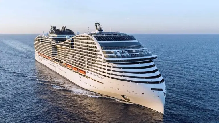 Un crucero surca las aguas. (X)