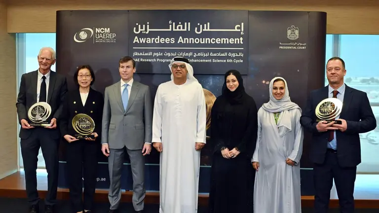 Los ganadores del premio junto a los representantes del evento. (WAM)